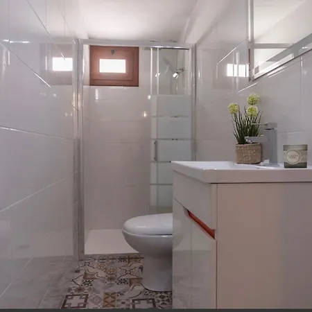 Centric House With Parking Holiday home